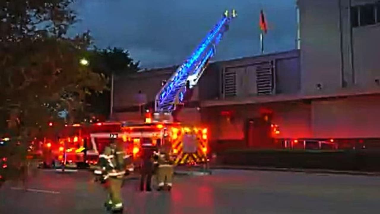 আমেরিকায় চিনা দূতাবাসে আগুন, রাতের অন্ধকারে কী এমন নথি পোড়াচ্ছিলেন রাষ্ট্রদূত, দেখুন ভিডিও