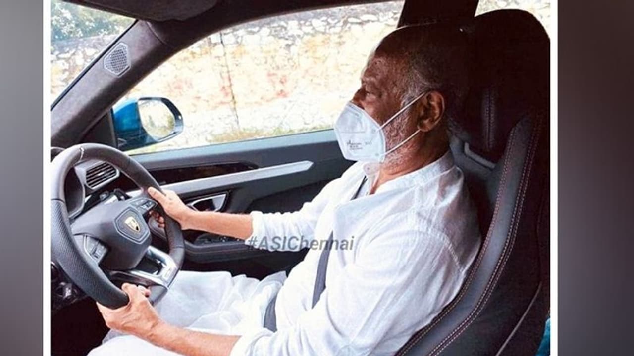 സൂപ്പര് എസ്യുവിയുടെ ഡ്രൈവിംഗ് സീറ്റില് മുണ്ടുടുത്ത് സൂപ്പര് താരം! സൂപ്പര് എസ്യുവിയുടെ ഡ്രൈവിംഗ് സീറ്റില് മുണ്ടുടുത്ത് സൂപ്പര് താരം!