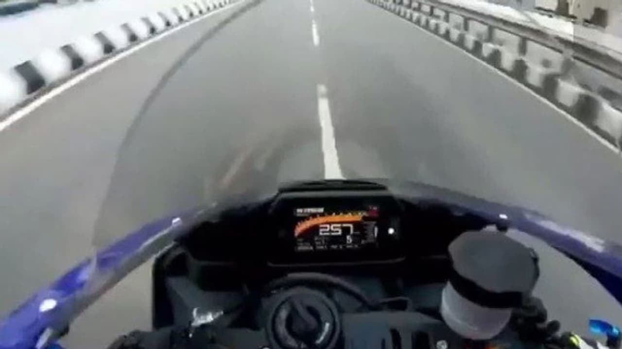 മണിക്കൂറില് 300 കിമി വേഗം, യമഹ ആര് വണ്ണില് ചീറിപ്പാഞ്ഞ 'സാഹസികന്' പിടിയില് മണിക്കൂറില് 300 കിമി വേഗം, യമഹ ആര് വണ്ണില് ചീറിപ്പാഞ്ഞ 'സാഹസികന്' പിടിയില്