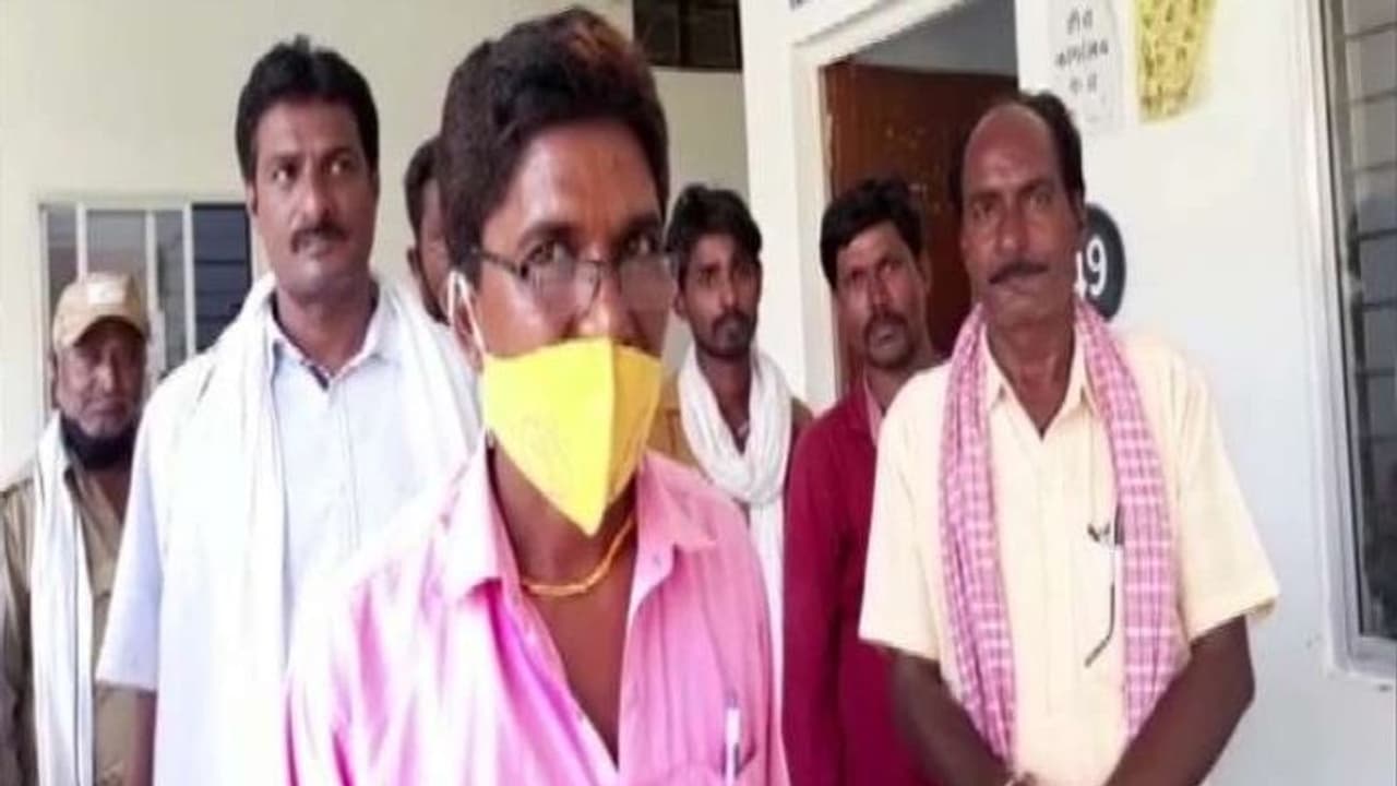 लॉकडाउन में चमकी मजदूर की ऐसी किस्मत, पलभर में बन गया करोड़पति..एक ठोकर दर्द की जगह कर गई मालामाल लॉकडाउन में चमकी मजदूर की ऐसी किस्मत, पलभर में बन गया करोड़पति..एक ठोकर दर्द की जगह कर गई मालामाल