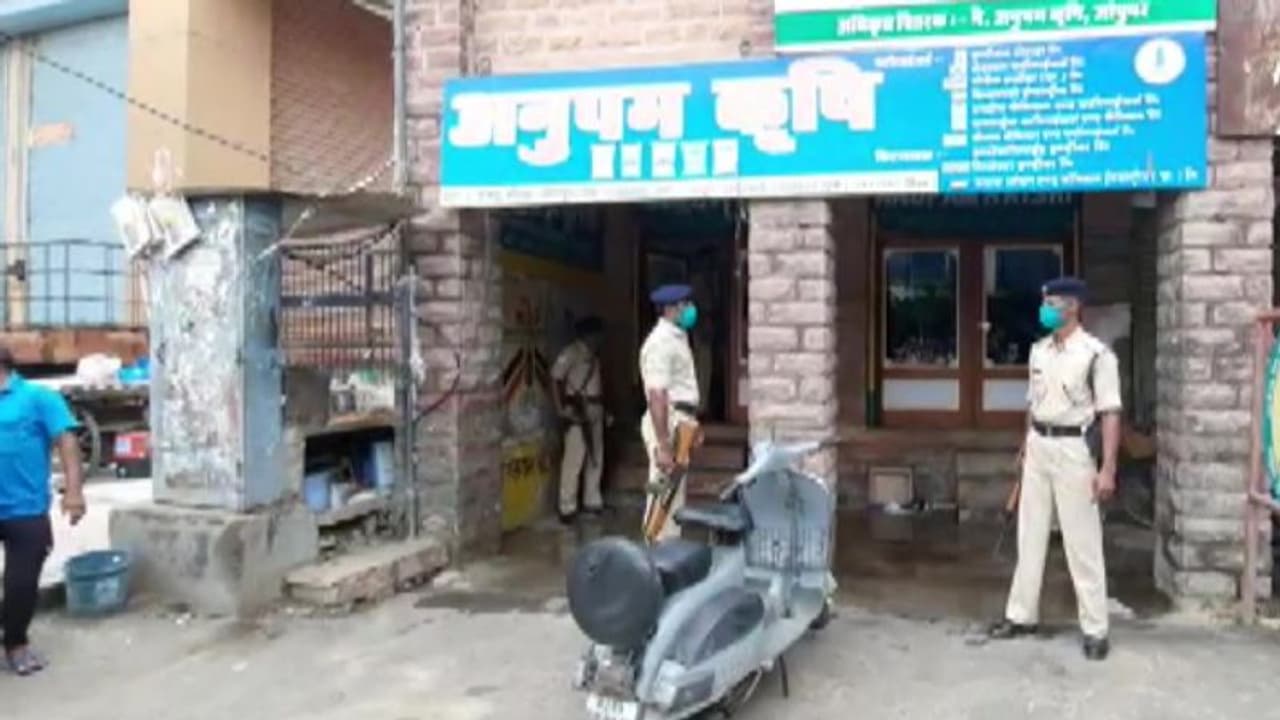 राजस्थान : सीएम गहलोत के बड़े भाई के घर ईडी का छापा, 150 करोड़ के फर्टिलाइजर घोटाले में हुई कार्रवाई राजस्थान : सीएम गहलोत के बड़े भाई के घर ईडी का छापा, 150 करोड़ के फर्टिलाइजर घोटाले में हुई कार्रवाई