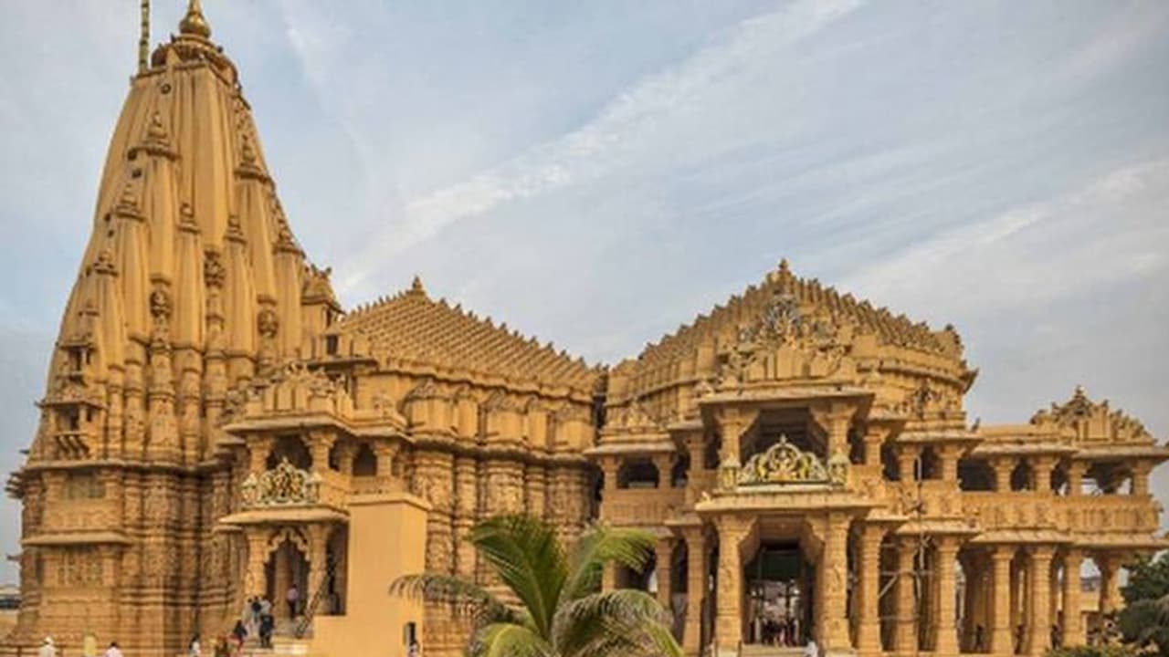 गुजरात में मंदिरों की कमाई 4 करोड़ से घटकर 20 लाख पहुंची, लॉकडाउन में 90% तक घटी आमदनी गुजरात में मंदिरों की कमाई 4 करोड़ से घटकर 20 लाख पहुंची, लॉकडाउन में 90% तक घटी आमदनी