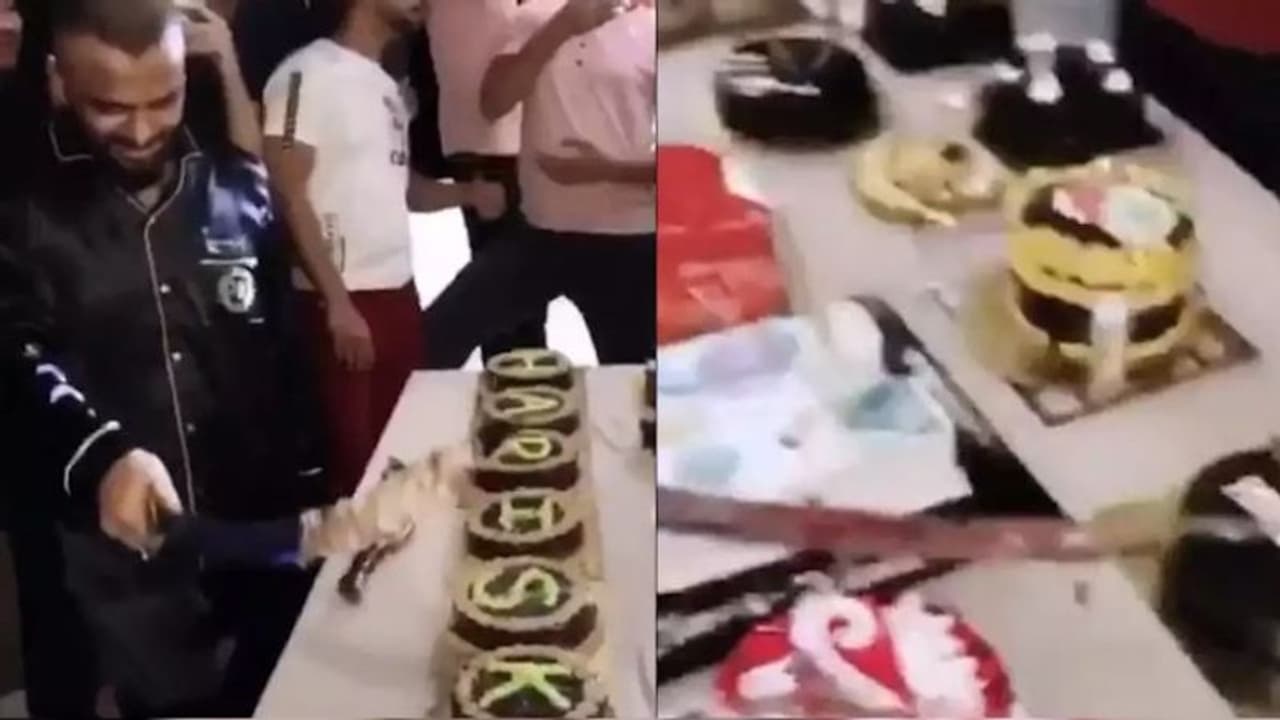 കേക്ക് മുറിച്ചത് വാൾ കൊണ്ട്, പങ്കെടുത്തത് 25 പേർ, സാമൂഹിക അകലമില്ലാതെ യുവാവിന്റെ പിറന്നാളാഘോഷം; അറസ്റ്റ് കേക്ക് മുറിച്ചത് വാൾ കൊണ്ട്, പങ്കെടുത്തത് 25 പേർ, സാമൂഹിക അകലമില്ലാതെ യുവാവിന്റെ പിറന്നാളാഘോഷം; അറസ്റ്റ്