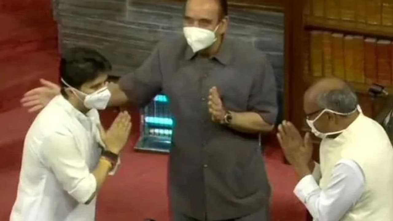 44 नए राज्यसभा सदस्यों ने ली शपथ; सदन में आमने सामने आए दिग्विजय और सिंधिया... यूं दी प्रतिक्रिया 44 नए राज्यसभा सदस्यों ने ली शपथ; सदन में आमने सामने आए दिग्विजय और सिंधिया... यूं दी प्रतिक्रिया