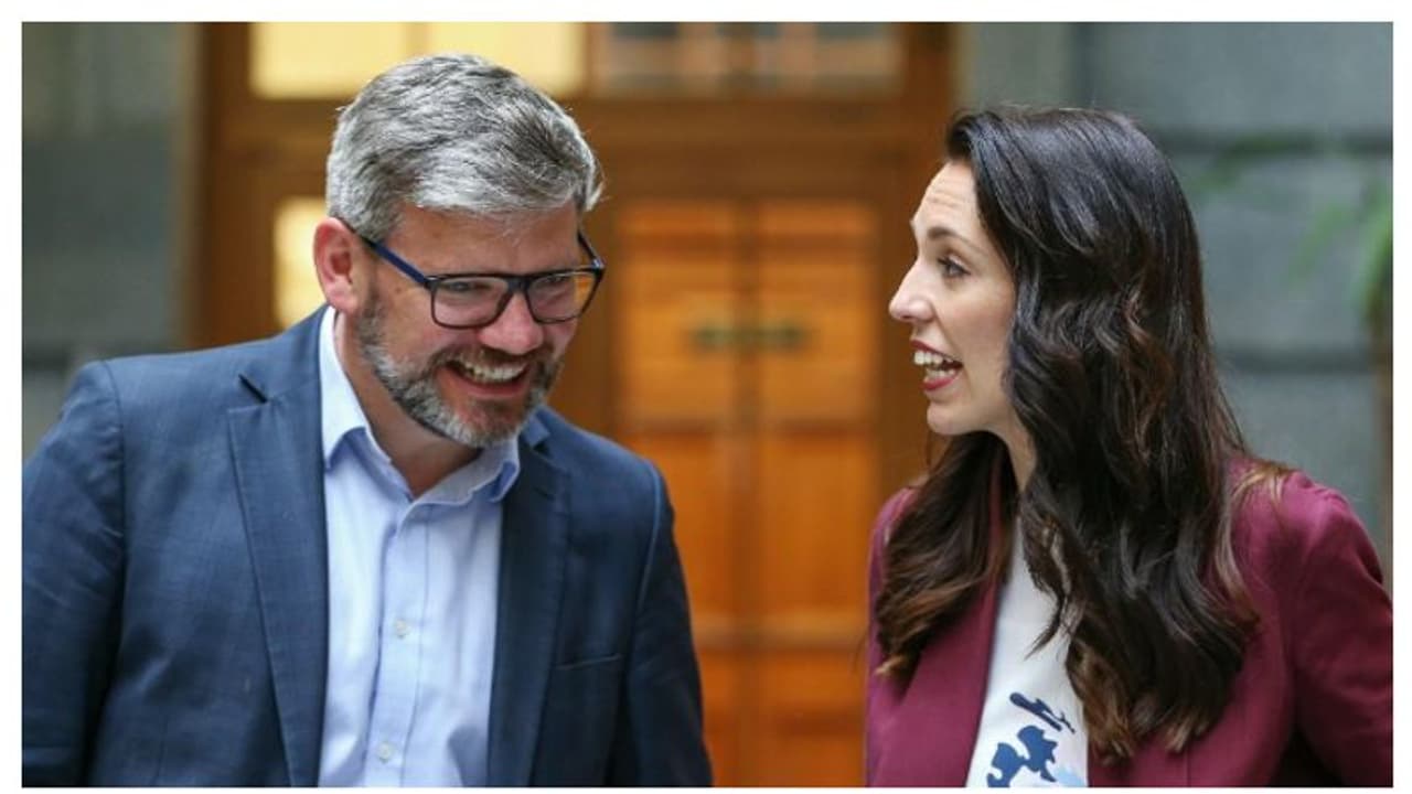 একবছর ধরে অধস্তন সহকর্মীর সঙ্গে পরকীয়া, ক্লিনটন মনিকার সম্পর্কের কথা মনে করালেন কিউই মন্ত্রী একবছর ধরে অধস্তন সহকর্মীর সঙ্গে পরকীয়া, ক্লিনটন মনিকার সম্পর্কের কথা মনে করালেন কিউই মন্ত্রী