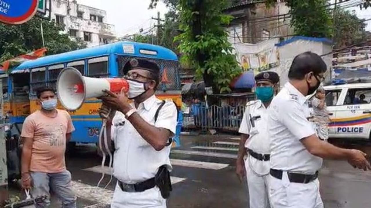 করোনা রুখতে বৃহস্পতিবার 'লকডাউন', 'সপ্তাহে দুদিন' মনে ঢুকিয়ে দিতে মাইকিং পুলিশের