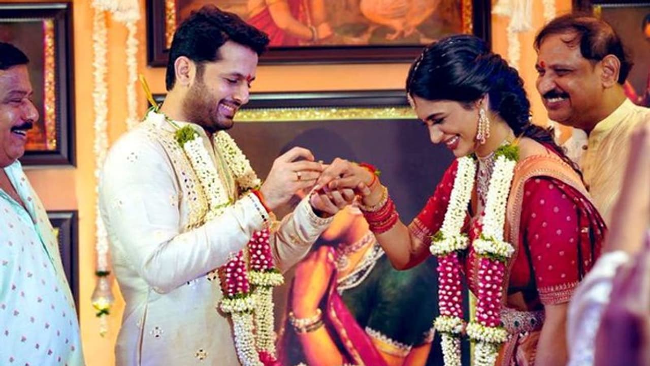 साउथ के इस सुपरस्टार ने मंगेतर के साथ की सगाई, चार दिन बाद हैदराबाद में शादी के बंधन में बंधेंगे दोनों साउथ के इस सुपरस्टार ने मंगेतर के साथ की सगाई, चार दिन बाद हैदराबाद में शादी के बंधन में बंधेंगे दोनों