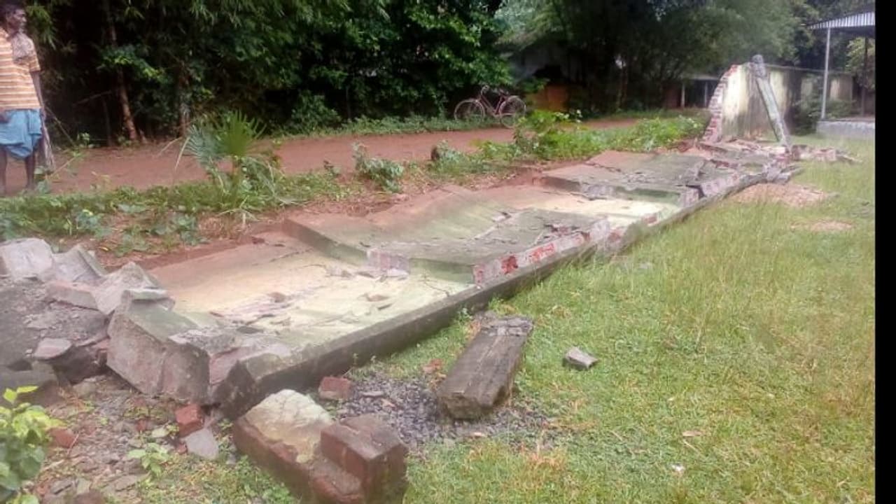 খাবারের সন্ধানে একশো ফুট উঁচু পাঁচিল ভাঙল হাতি, আতঙ্ক ছড়াল মেদিনীপুরে খাবারের সন্ধানে একশো ফুট উঁচু পাঁচিল ভাঙল হাতি, আতঙ্ক ছড়াল মেদিনীপুরে