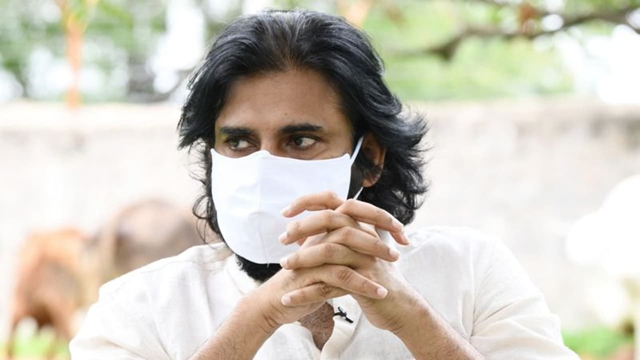 జగన్ రెడ్డి మళ్లీ చెప్పాలి: కాపు రిజర్వేషన్లపై నిలదీసిన పవన్ కల్యాణ్ జగన్ రెడ్డి మళ్లీ చెప్పాలి: కాపు రిజర్వేషన్లపై నిలదీసిన పవన్ కల్యాణ్