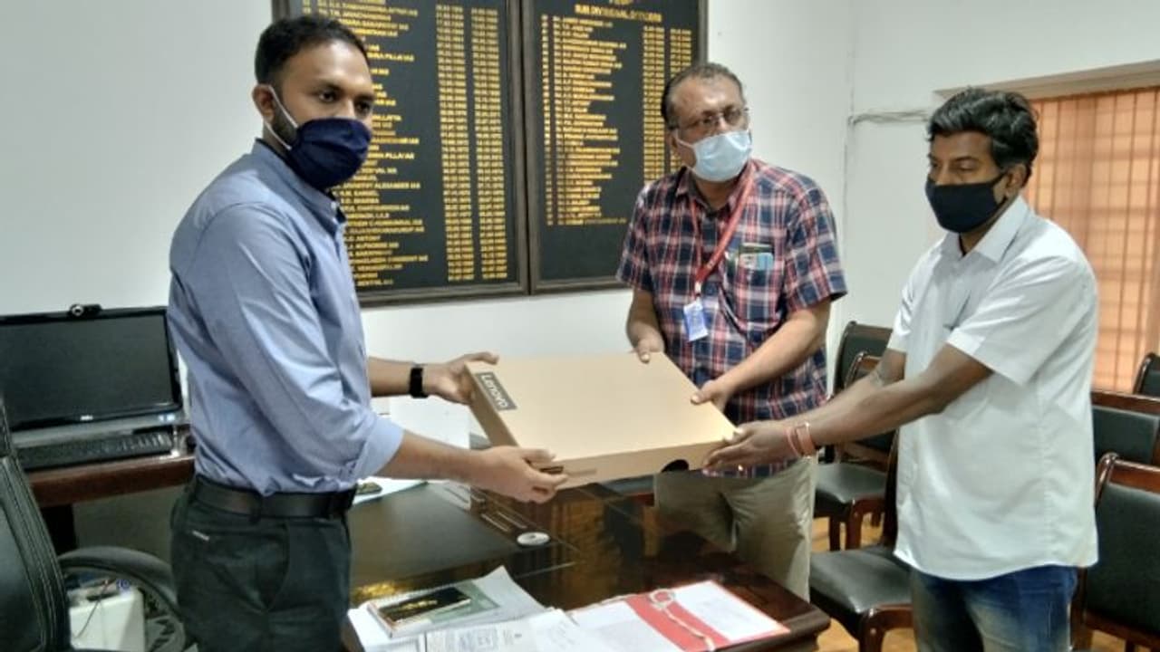 പഞ്ചായത്ത് അധിക്യതര് ആട്ടിയിറക്കി; വിദ്യാര്ത്ഥിനിക്ക് ലാപ്പ്ടോപ്പ് എത്തിച്ചുനല്കി ദേവികുളം സബ് കളക്ടര് പഞ്ചായത്ത് അധിക്യതര് ആട്ടിയിറക്കി; വിദ്യാര്ത്ഥിനിക്ക് ലാപ്പ്ടോപ്പ് എത്തിച്ചുനല്കി ദേവികുളം സബ് കളക്ടര്