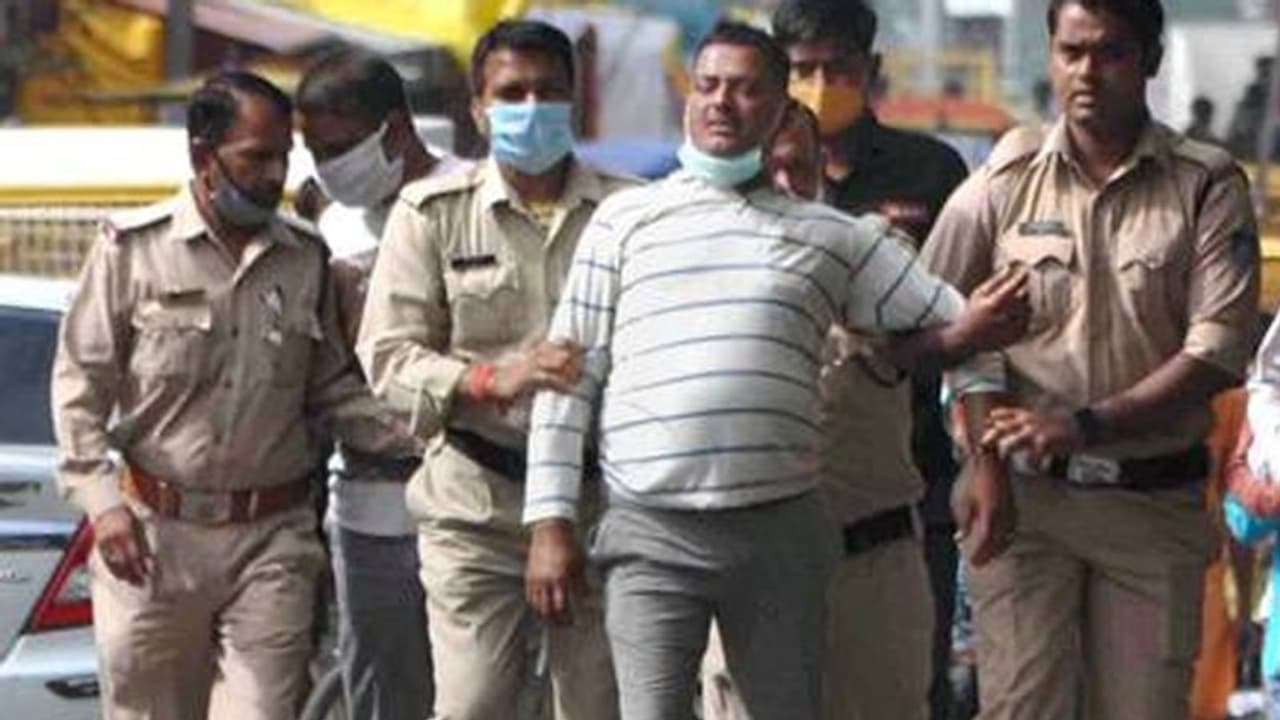 'വികാസ് ദുബേ വിഷാദ രോഗിയായിരുന്നു'; പൊലീസ് ഉദ്യോഗസ്ഥരുടെ കൊലപാതകത്തിൽ വെളിപ്പെടുത്തലുമായി ഭാര്യ റിച്ച ദുബേ 'വികാസ് ദുബേ വിഷാദ രോഗിയായിരുന്നു'; പൊലീസ് ഉദ്യോഗസ്ഥരുടെ കൊലപാതകത്തിൽ വെളിപ്പെടുത്തലുമായി ഭാര്യ റിച്ച ദുബേ