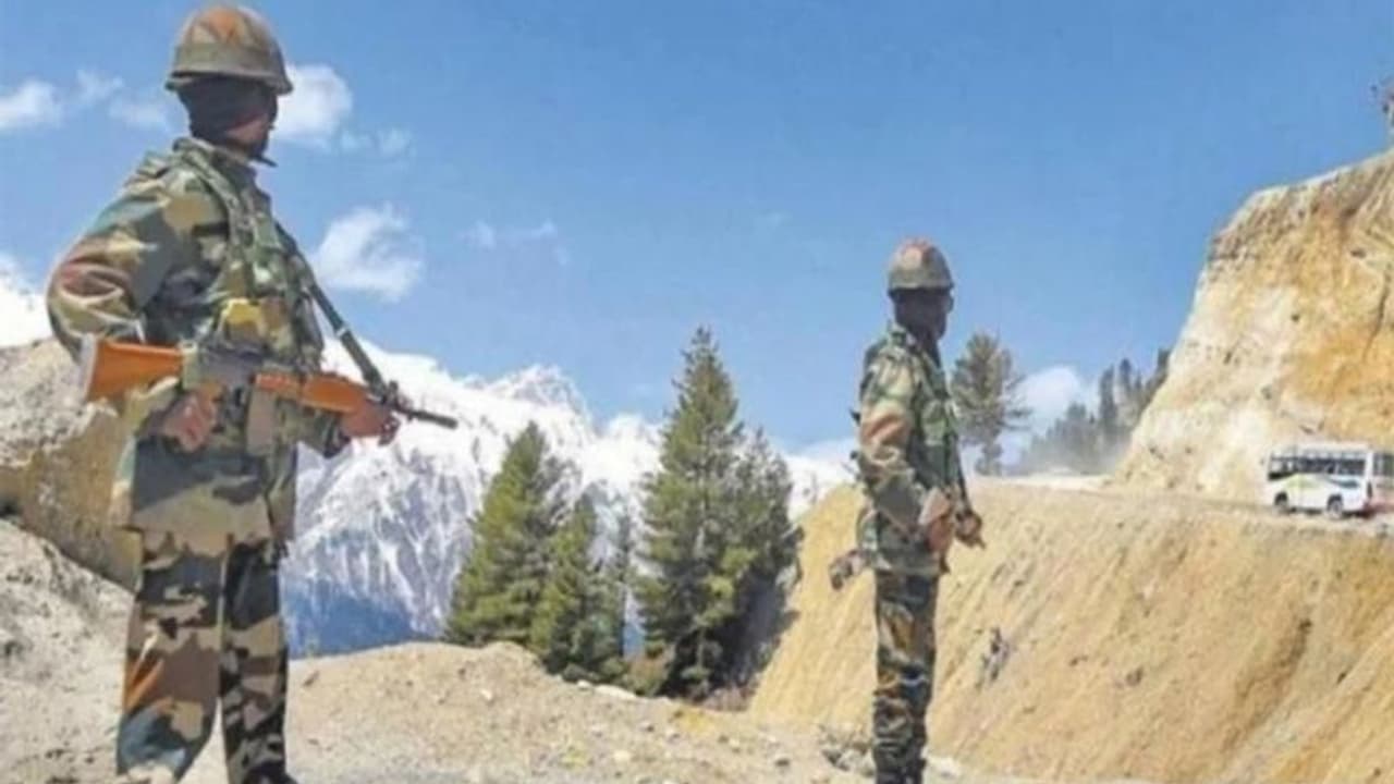 সংঘর্ষ এড়াতে পূর্ব লাদাখে পেট্রোলিং প্রোটোকল নিয়ে কথা, প্যাংগং এর নীল জলে হারিয়ে যাচ্ছে সমাধান সূত্র সংঘর্ষ এড়াতে পূর্ব লাদাখে পেট্রোলিং প্রোটোকল নিয়ে কথা, প্যাংগং এর নীল জলে হারিয়ে যাচ্ছে সমাধান সূত্র