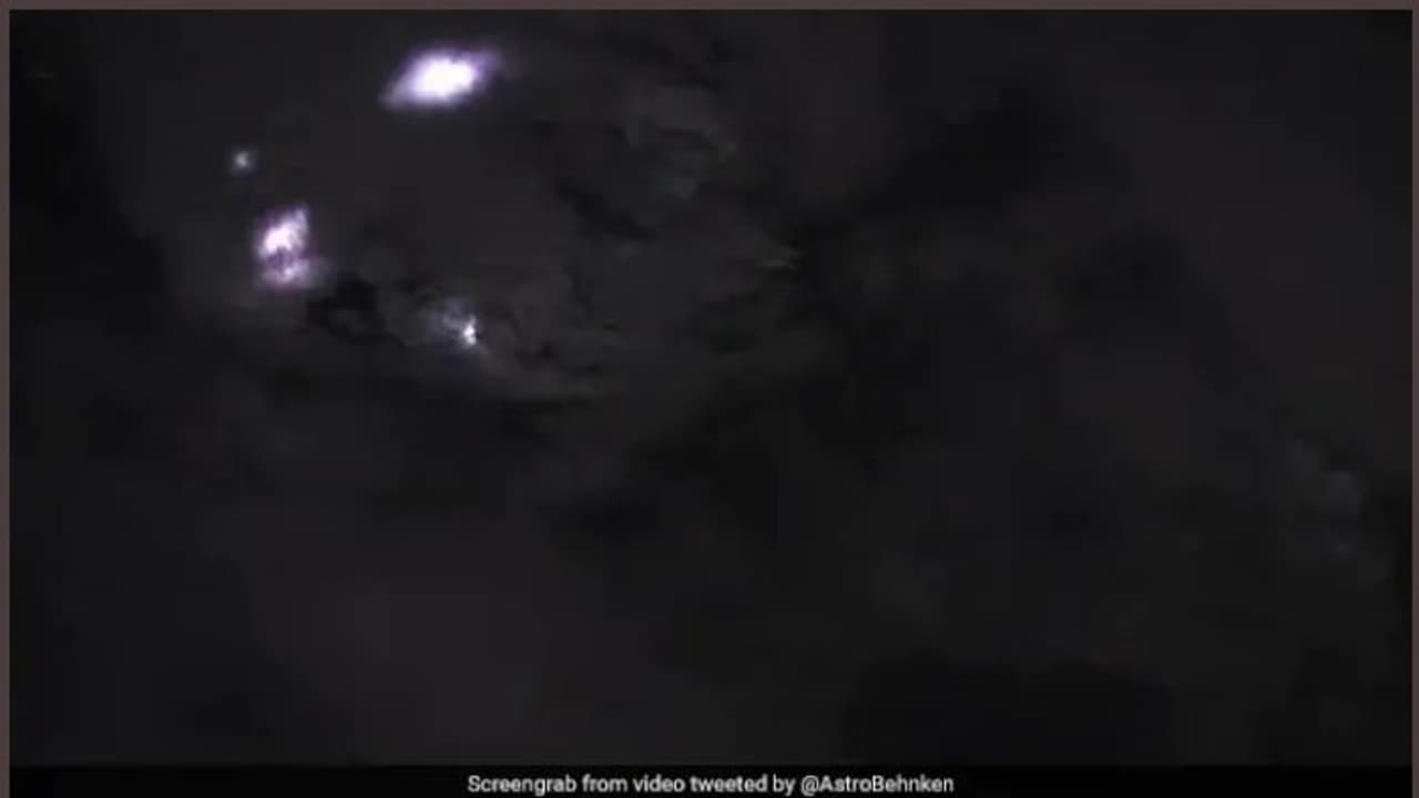 അന്താരാഷ്ട്ര ബഹിരാകാശ നിലയത്തില് നിന്ന് 'ഇടിമിന്നല് കാഴ്ച'; വൈറലായി വീഡിയോ.! അന്താരാഷ്ട്ര ബഹിരാകാശ നിലയത്തില് നിന്ന് 'ഇടിമിന്നല് കാഴ്ച'; വൈറലായി വീഡിയോ.!