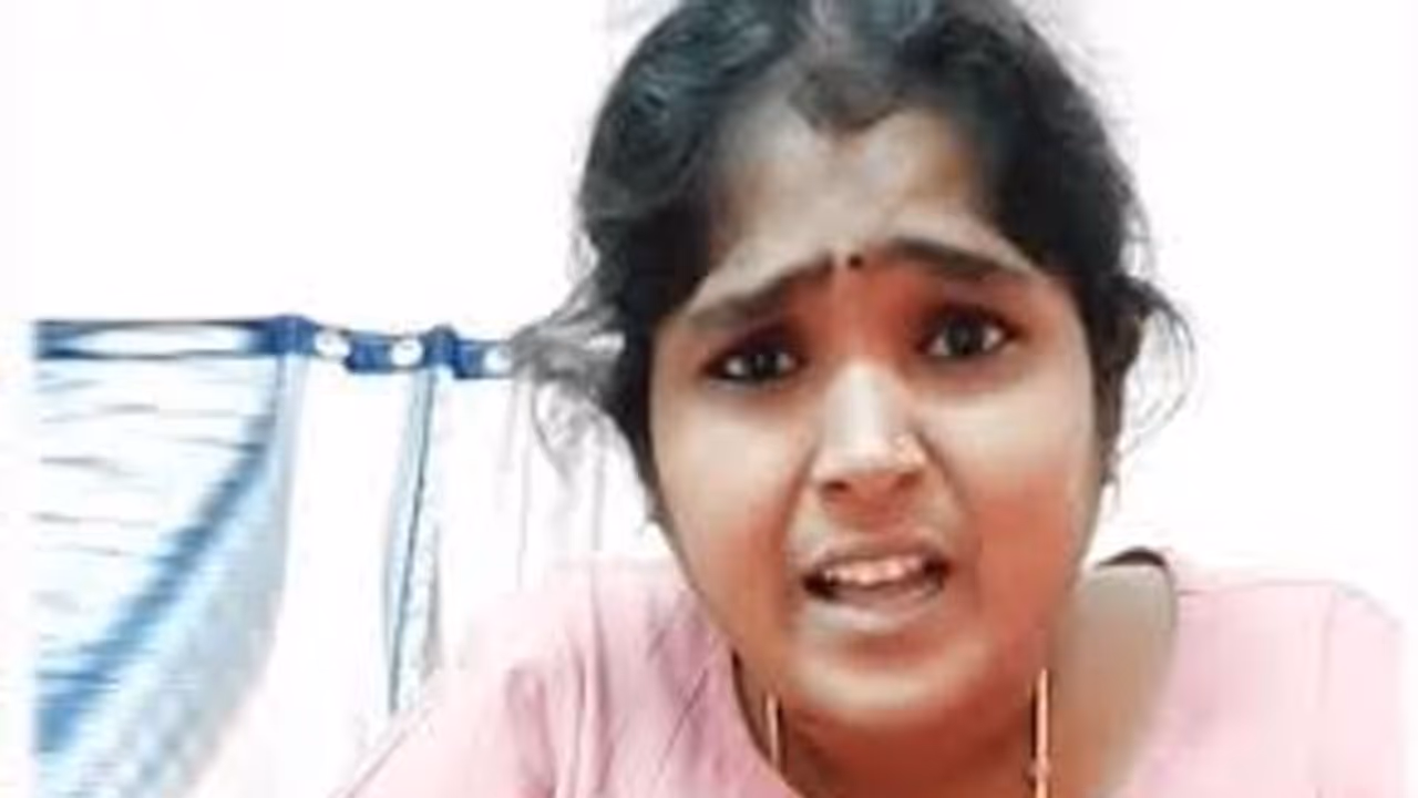 வனிதாவை கிழித்து தொங்கவிட்ட சூர்யா தேவிக்கு கொரோனா தொற்று உறுதி.! மிரண்டு போய் இருக்கும் வடபழனி காவல் நிலையம் வனிதாவை கிழித்து தொங்கவிட்ட சூர்யா தேவிக்கு கொரோனா தொற்று உறுதி.! மிரண்டு போய் இருக்கும் வடபழனி காவல் நிலையம்