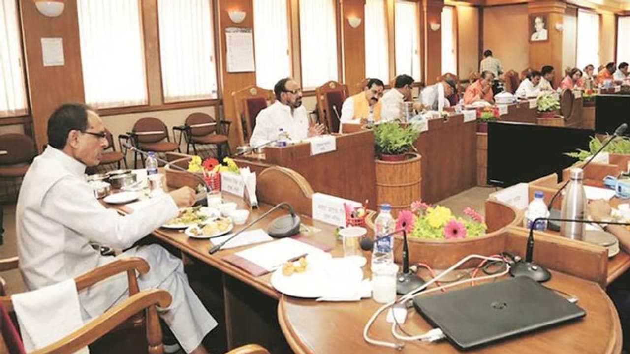 హైటెన్షన్...మంత్రివర్గ సమావేశంలో పాల్గొన్న మంత్రికి కరోనా పాజిటివ్ హైటెన్షన్...మంత్రివర్గ సమావేశంలో పాల్గొన్న మంత్రికి కరోనా పాజిటివ్