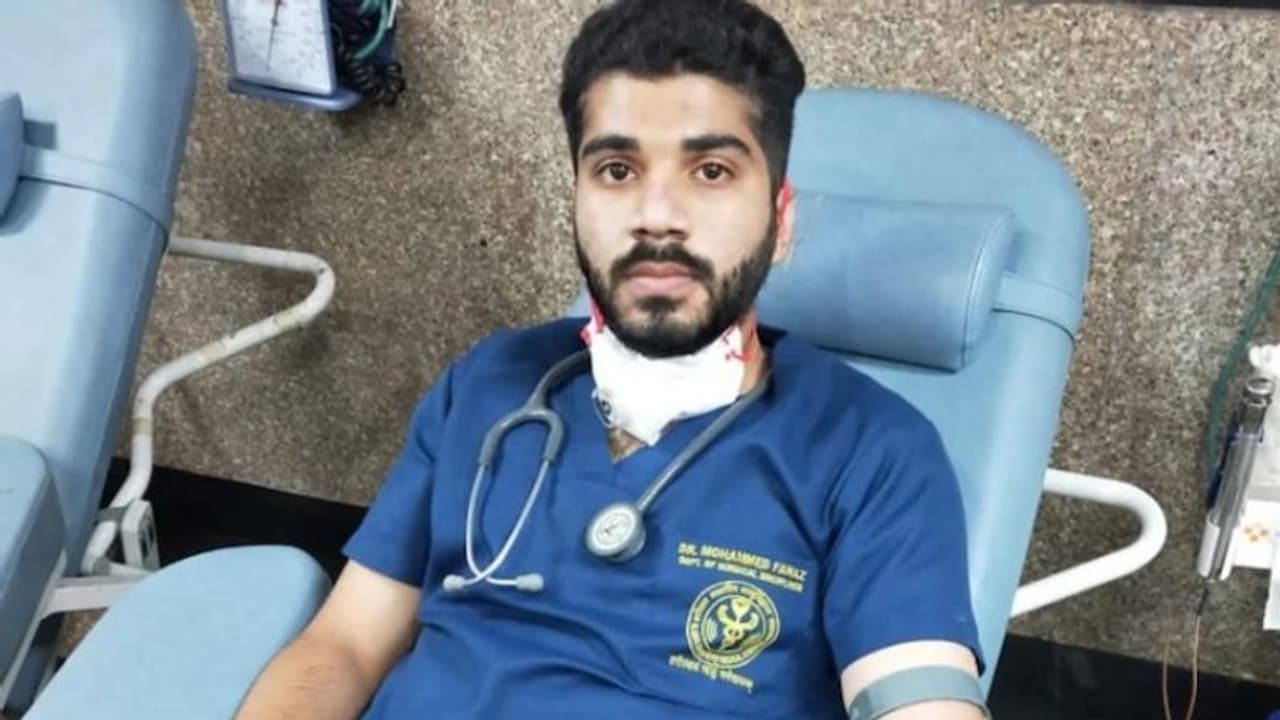 ദാതാവിനെ കിട്ടിയില്ല; യുവാവിന്റെ അടിയന്തിര ശസ്ത്രക്രിയക്ക് രക്തം ദാനം ചെയ്ത് ഡോക്ടർ, അഭിനന്ദന പ്രവാഹം ദാതാവിനെ കിട്ടിയില്ല; യുവാവിന്റെ അടിയന്തിര ശസ്ത്രക്രിയക്ക് രക്തം ദാനം ചെയ്ത് ഡോക്ടർ, അഭിനന്ദന പ്രവാഹം