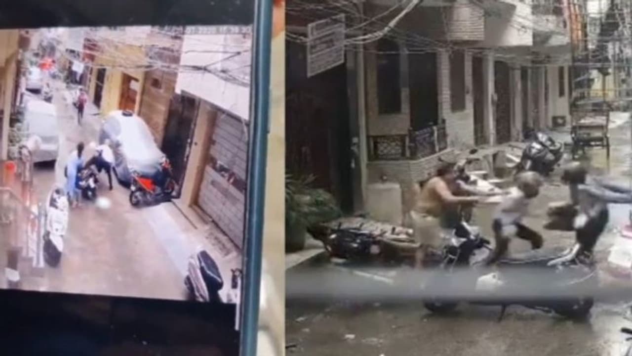 కిడ్నాపర్లతో పోట్లాడి చిన్నారిని రక్షించిన తల్లి, సీసీ కెమెరాల్లో దృశ్యాలు కిడ్నాపర్లతో పోట్లాడి చిన్నారిని రక్షించిన తల్లి, సీసీ కెమెరాల్లో దృశ్యాలు