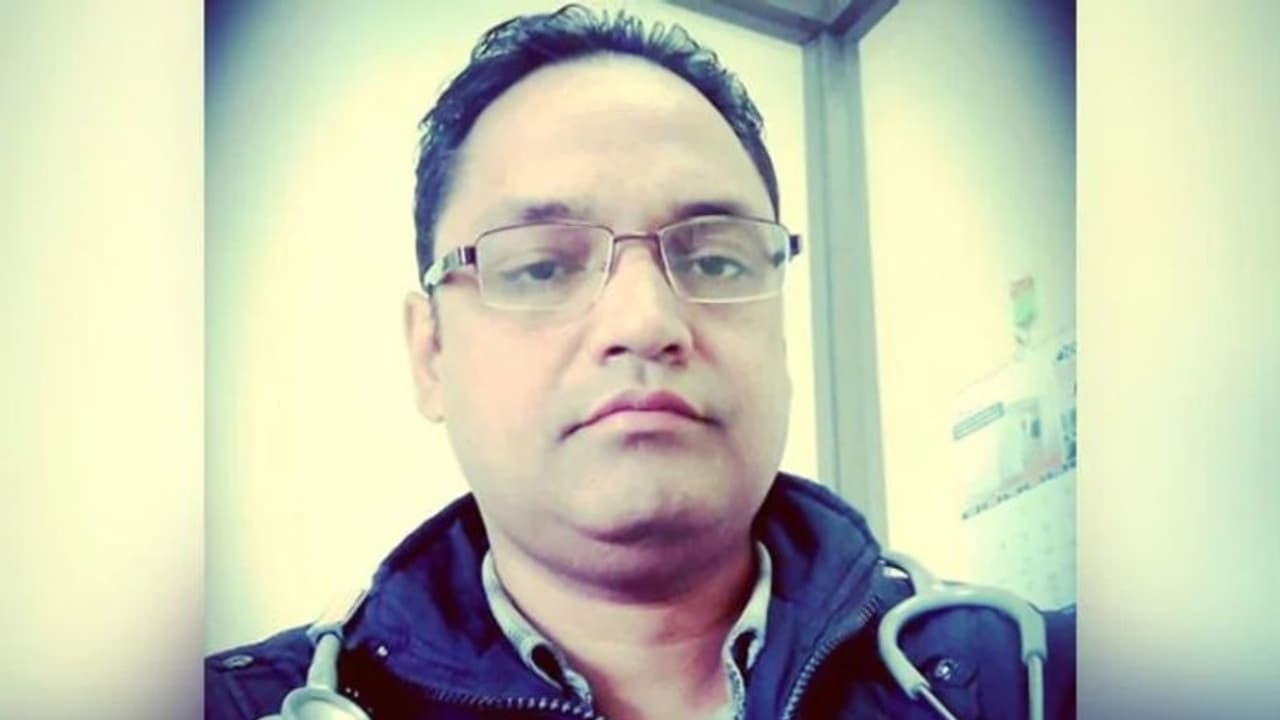 മഹാമാരിയ്ക്കെതിരായ പോരാട്ടത്തിൽ കൊവിഡ് ബാധിച്ച് ഡോക്ടർ മരിച്ചു; കുടുംബത്തിന് ഒരുകോടി രൂപ നഷ്ടപരിഹാരം മഹാമാരിയ്ക്കെതിരായ പോരാട്ടത്തിൽ കൊവിഡ് ബാധിച്ച് ഡോക്ടർ മരിച്ചു; കുടുംബത്തിന് ഒരുകോടി രൂപ നഷ്ടപരിഹാരം