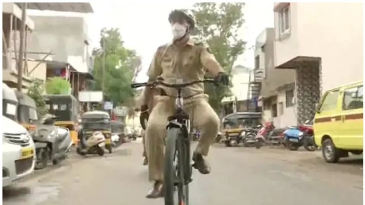 കണ്ടൈൻമെന്റ് സോണുകളിൽ സൈക്കിളിൽ പട്രോളിംഗ് നടത്തി പൊലീസ് ഉദ്യോഗസ്ഥൻ; വ്യത്യസ്തമായ കൊവിഡ് ബോധവത്കരണം കണ്ടൈൻമെന്റ് സോണുകളിൽ സൈക്കിളിൽ പട്രോളിംഗ് നടത്തി പൊലീസ് ഉദ്യോഗസ്ഥൻ; വ്യത്യസ്തമായ കൊവിഡ് ബോധവത്കരണം