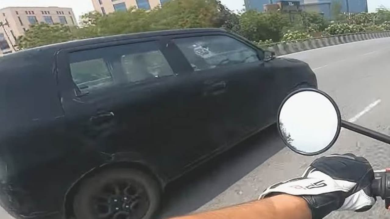 വാഗണ് ആര് വളരുന്നു, ക്യാമറയില് കുടുങ്ങി ഏഴു സീറ്റര് വാഗണ് ആര് വളരുന്നു, ക്യാമറയില് കുടുങ്ങി ഏഴു സീറ്റര്