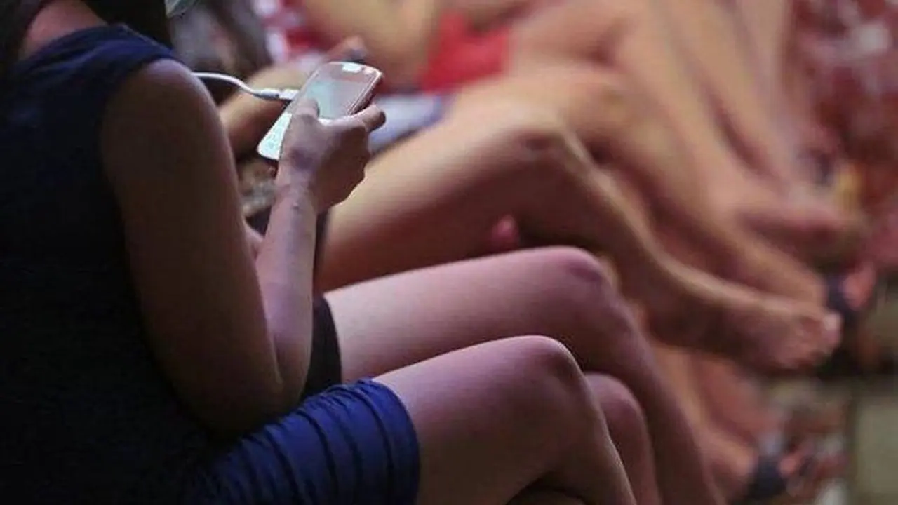 மசாஜ் சென்டரில் மஜாவாக நடைபெற்ற விபச்சார தொழில்.. அதிரடி ரெய்டில் அறைகுறை ஆடைகளுடன் சிக்கிய இளம்பெண்கள்..! மசாஜ் சென்டரில் மஜாவாக நடைபெற்ற விபச்சார தொழில்.. அதிரடி ரெய்டில் அறைகுறை ஆடைகளுடன் சிக்கிய இளம்பெண்கள்..!