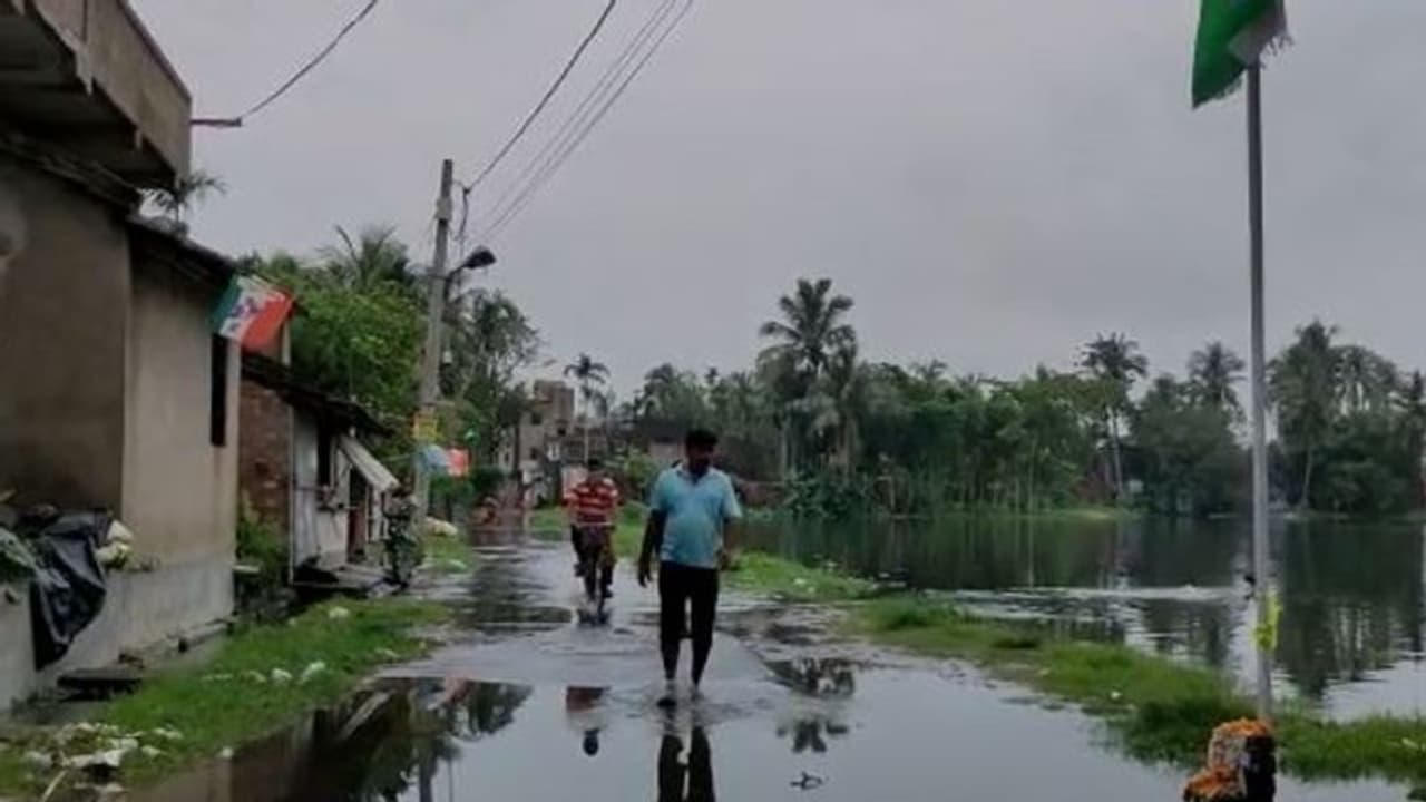 রাতভোর বৃষ্টিতে জলমগ্ন ভাটপাড়া, রাজনৈতিক উত্তাপে জল ঢালল আবহাওয়া রাতভোর বৃষ্টিতে জলমগ্ন ভাটপাড়া, রাজনৈতিক উত্তাপে জল ঢালল আবহাওয়া