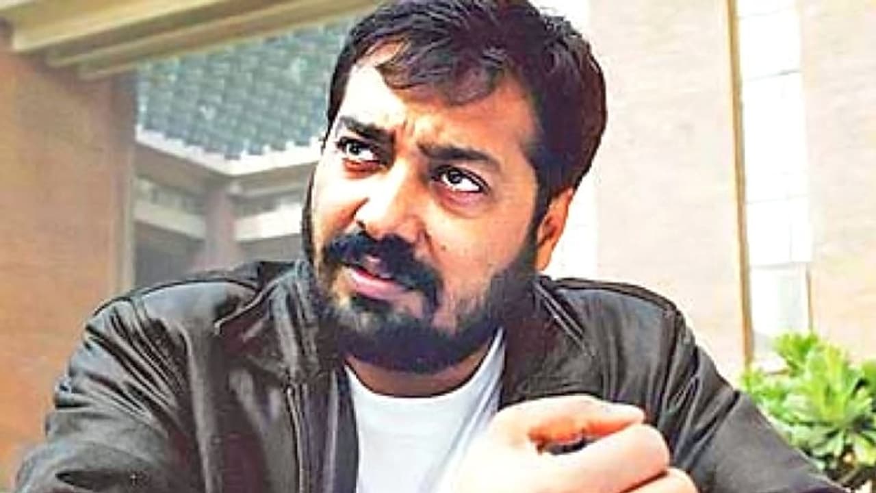 शख्स बोला, एक बीवी संभली नहीं चले हैं ज्ञान बांटने, भड़के अनुराग कश्यप ने दिया करारा जवाब शख्स बोला, एक बीवी संभली नहीं चले हैं ज्ञान बांटने, भड़के अनुराग कश्यप ने दिया करारा जवाब