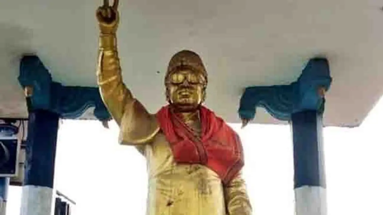 புதுச்சேரியில் எம்ஜிஆர் சிலைக்கு காவி துண்டை மர்ம நபர்கள் அணிவித்த சம்பவம் பெரும் பரபரப்பை ஏற்படுத்தியுள்ளது. புதுச்சேரியில் எம்ஜிஆர் சிலைக்கு காவி துண்டை மர்ம நபர்கள் அணிவித்த சம்பவம் பெரும் பரபரப்பை ஏற்படுத்தியுள்ளது.