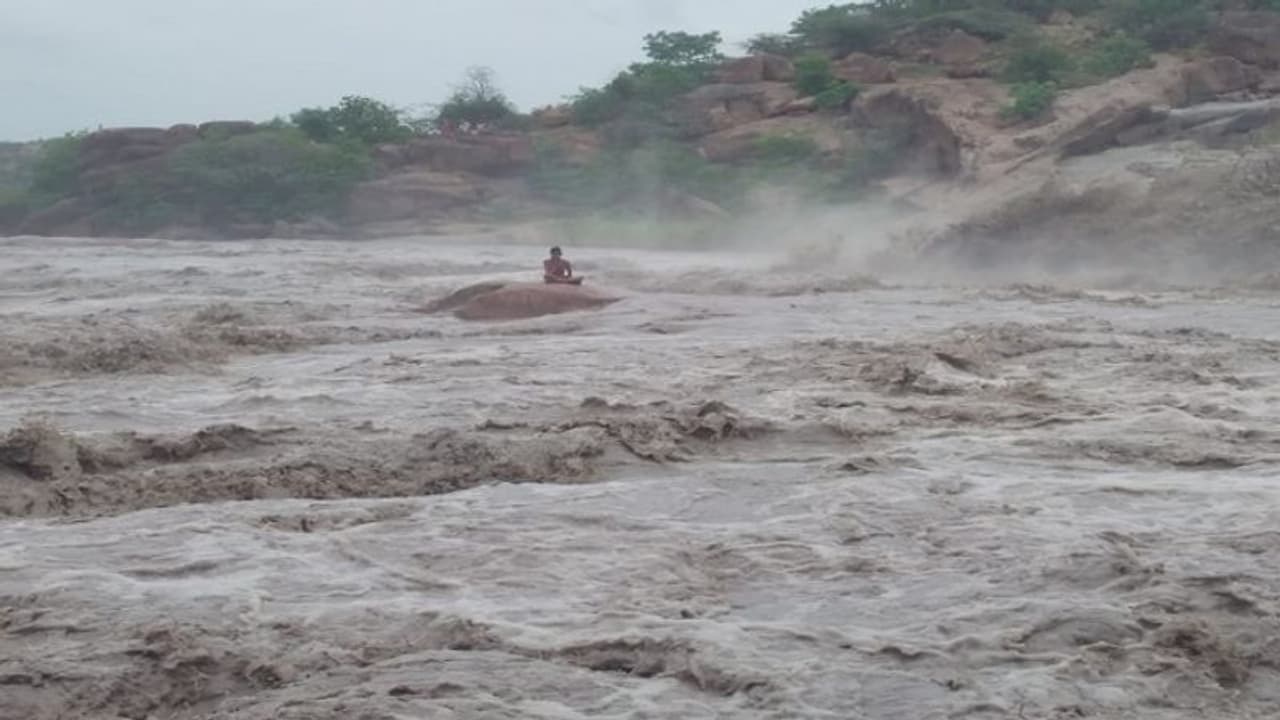 ರಾಯಚೂರು: ಏಕಾಏಕಿ ನುಗ್ಗಿದ ನೀರು ತಂದೆ ಮಗ ಕೊಚ್ಚಿಹೋದರು, ನಡುಗಡ್ಡೆಯಲ್ಲಿ ಯುವಕ ರಾಯಚೂರು: ಏಕಾಏಕಿ ನುಗ್ಗಿದ ನೀರು ತಂದೆ ಮಗ ಕೊಚ್ಚಿಹೋದರು, ನಡುಗಡ್ಡೆಯಲ್ಲಿ ಯುವಕ