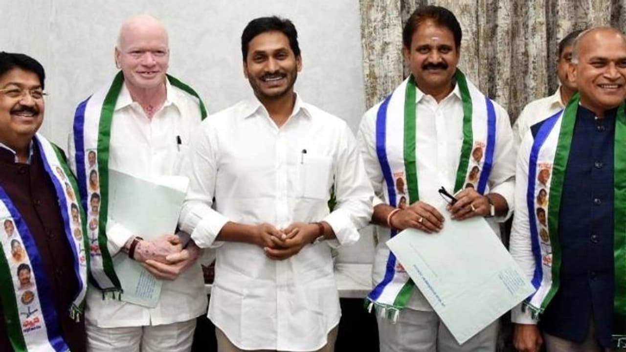 మొన్నే ఎన్నిక.. అప్పుడే ప్రమోషన్: నలుగురు వైసీపీ ఎంపీలకు కీలక పదవులు మొన్నే ఎన్నిక.. అప్పుడే ప్రమోషన్: నలుగురు వైసీపీ ఎంపీలకు కీలక పదవులు