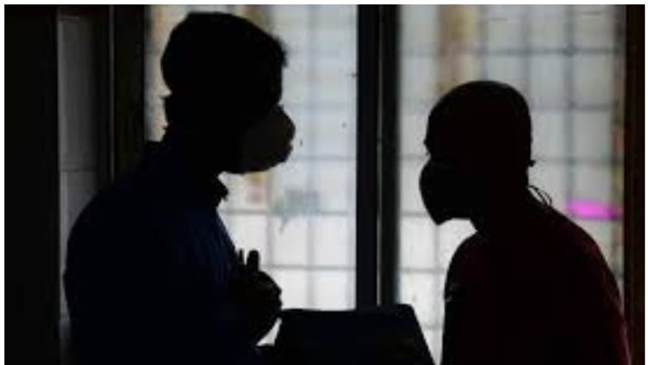 കൊവിഡ് രോഗി മാറാട് ജുമാമസ്ജിദിൽ പ്രാർത്ഥനയിൽ പങ്കെടുത്തു; 97 പേർക്കെതിരെ കേസ് കൊവിഡ് രോഗി മാറാട് ജുമാമസ്ജിദിൽ പ്രാർത്ഥനയിൽ പങ്കെടുത്തു; 97 പേർക്കെതിരെ കേസ്