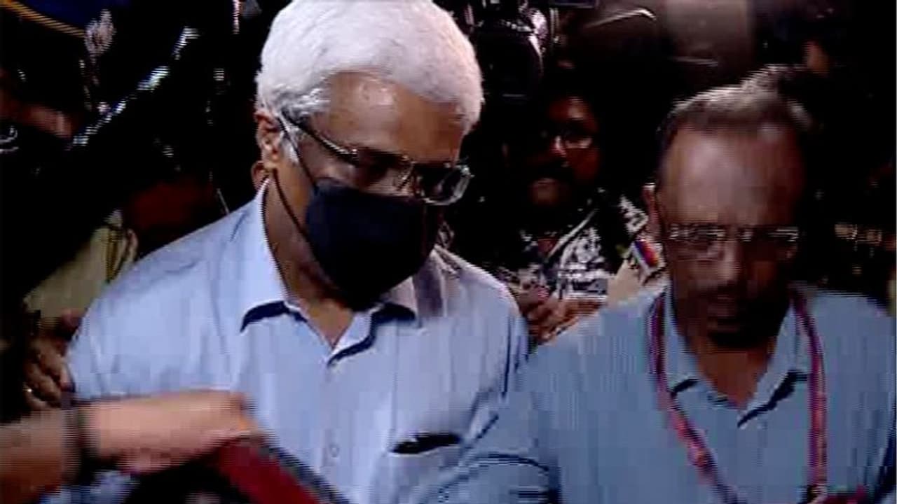 'സ്വപ്നയും സരിത്തുമായി സൗഹൃദം മാത്രം, മറ്റൊന്നുമറിയില്ല'; മുന് മൊഴികളില് ശിവശങ്കര് ഉറച്ച് നിന്നതായി സൂചന 'സ്വപ്നയും സരിത്തുമായി സൗഹൃദം മാത്രം, മറ്റൊന്നുമറിയില്ല'; മുന് മൊഴികളില് ശിവശങ്കര് ഉറച്ച് നിന്നതായി സൂചന