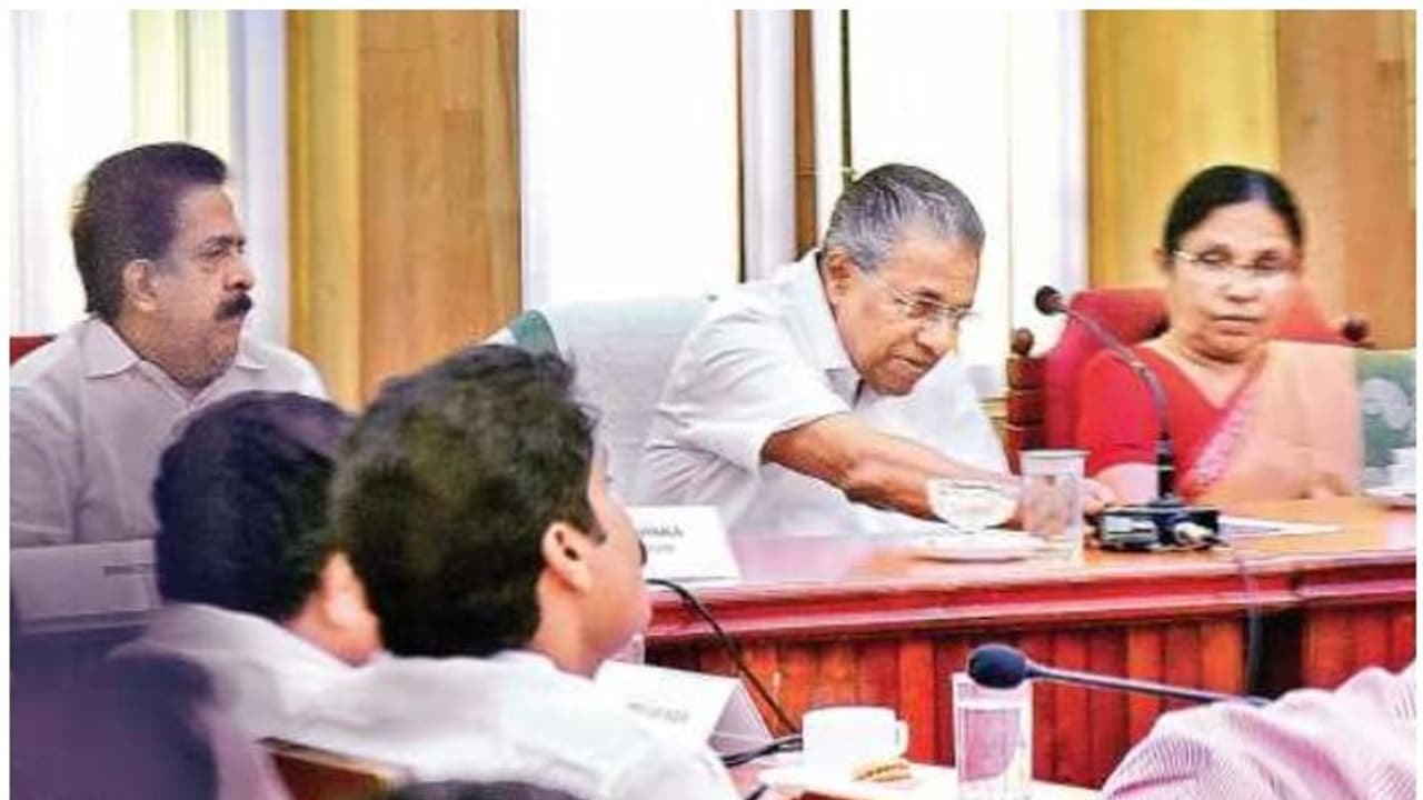 കൊവിഡ് പ്രതിരോധം വിലയിരുത്താന് ഇന്ന് സര്വ്വകക്ഷിയോഗം, ലോക്ഡൗണിലും ചർച്ച കൊവിഡ് പ്രതിരോധം വിലയിരുത്താന് ഇന്ന് സര്വ്വകക്ഷിയോഗം, ലോക്ഡൗണിലും ചർച്ച