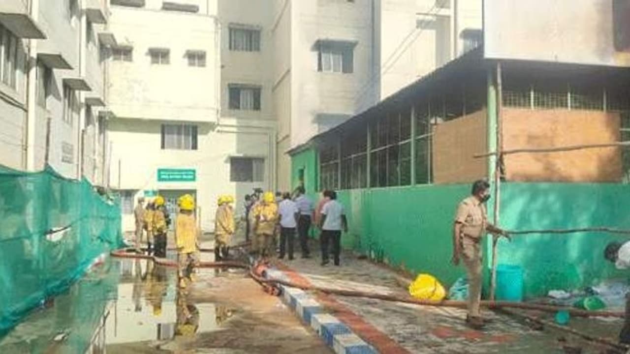 தேனி அரசு மருத்துவமனையில் தீ விபத்து.! கொரோனா நோயாளிகள் பாதுகாப்பாக மீட்கப்பட்டனர்.!
