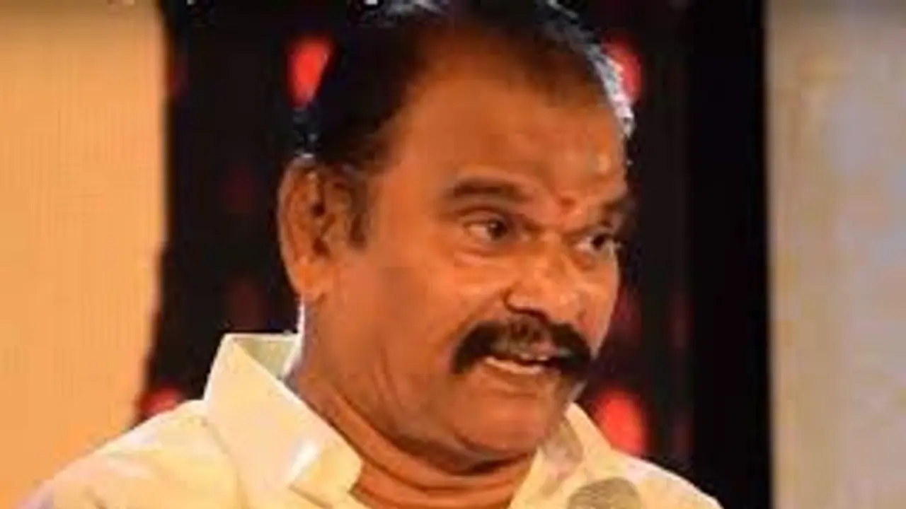 Bayilvan Ranganath: பெண்களின் அந்தரங்கத்தை வெளியிடுவதால் கைதாகிறாரா பயில்வான்.? போலீசில் பரபரப்பு புகார்.! Bayilvan Ranganath: பெண்களின் அந்தரங்கத்தை வெளியிடுவதால் கைதாகிறாரா பயில்வான்.? போலீசில் பரபரப்பு புகார்.!