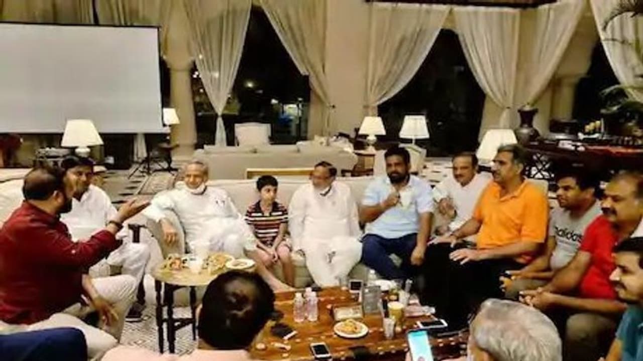 सियासी संकट में विधायक उठा रहे हैं 'लग्जरी पिकनिक' का मजा, महिला विधायक सीख रही हैं इटेलियन खाना बनाना