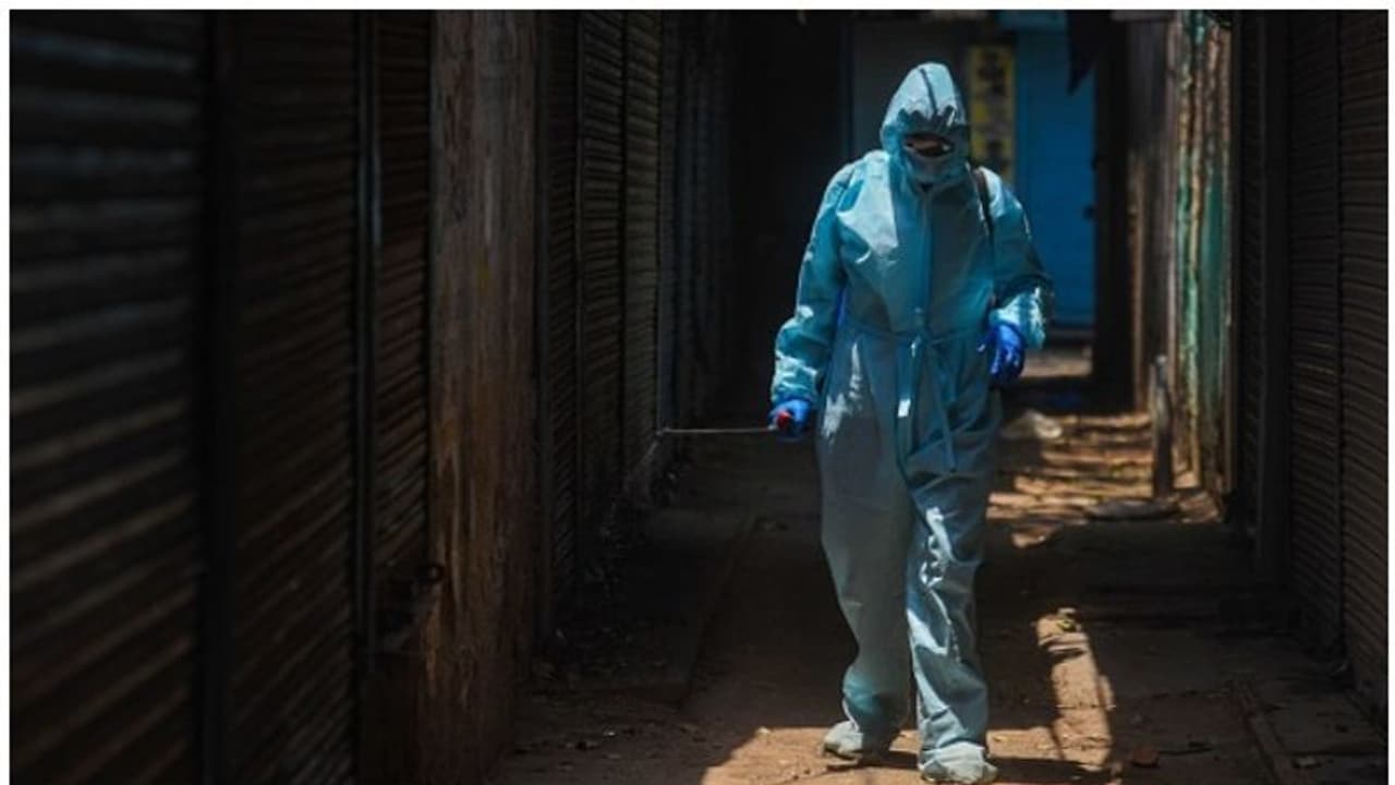 കൊവിഡ് 19; ഇന്നും അമ്പതിനായിരത്തിനടുത്ത് പുതിയ കേസുകൾ, 24 മണിക്കൂറിനിടെ 705 മരണം കൊവിഡ് 19; ഇന്നും അമ്പതിനായിരത്തിനടുത്ത് പുതിയ കേസുകൾ, 24 മണിക്കൂറിനിടെ 705 മരണം