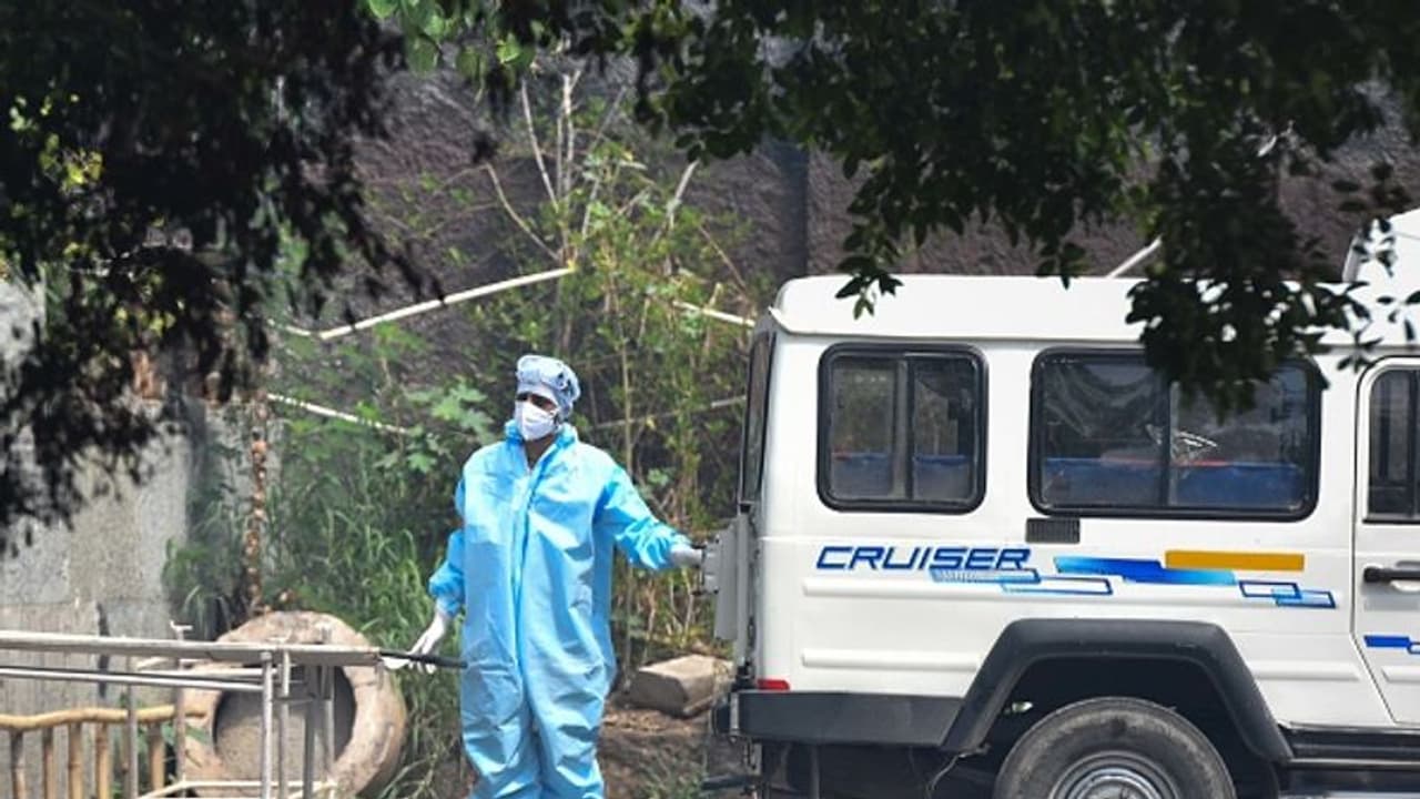 মৃত্যুর পরে রিপোর্ট এল কোভিড পজিটিভ, ১৭ ঘণ্টা বাড়িতেই পড়ে রইল বৃদ্ধের দেহ