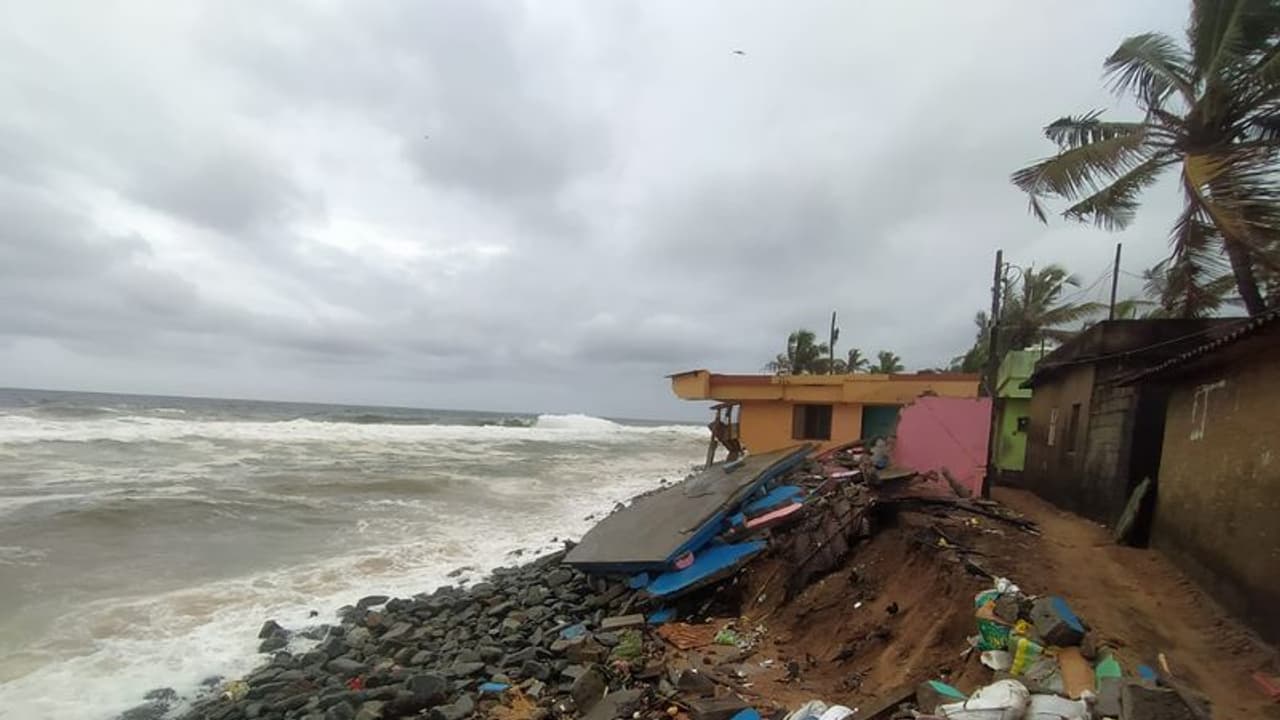 വിഴിഞ്ഞത്ത് അജ്ഞാത മൃതദേഹമടിഞ്ഞു; പെരുമാതുറയിൽ വള്ളം മറിഞ്ഞ് കാണാതായ ആളെന്ന് സംശയം
