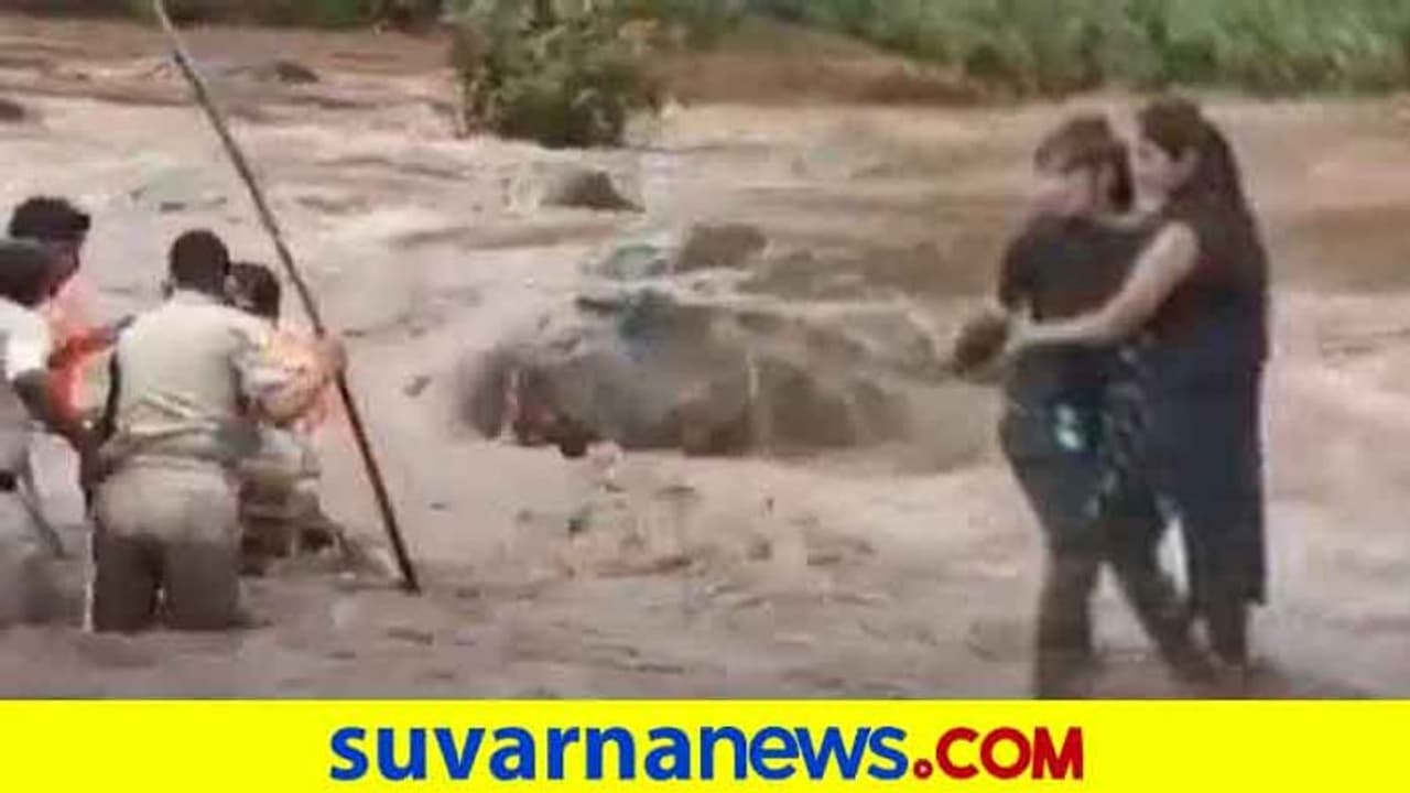 ಸೆಲ್ಫಿ ಕ್ಲಿಕ್ಕಿಸಿಕೊಳ್ಳಲು ಹೋಗಿ ತಗಲಾಕೊಂಡ ಹುಡುಗೀರು, ಬೇಕಿತ್ತಾ ಇದೆಲ್ಲಾ! ಸೆಲ್ಫಿ ಕ್ಲಿಕ್ಕಿಸಿಕೊಳ್ಳಲು ಹೋಗಿ ತಗಲಾಕೊಂಡ ಹುಡುಗೀರು, ಬೇಕಿತ್ತಾ ಇದೆಲ್ಲಾ!