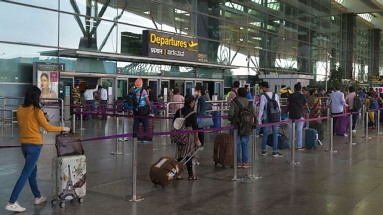 'വിമാനത്താവളത്തിൽ സുരക്ഷാപരിശോധനയുടെ പേരിൽ ഷർട്ട് അഴിപ്പിച്ചു'; ആരോപണവുമായി യുവ​ഗായിക