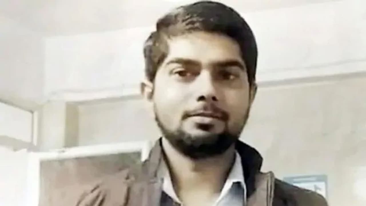 ల్యాబ్ టెక్నీషియన్ హత్య.. కిడ్నాపర్లతో కుమ్మక్కు: ఐపీఎస్ సహా, ముగ్గురి సస్పెన్షన్ ల్యాబ్ టెక్నీషియన్ హత్య.. కిడ్నాపర్లతో కుమ్మక్కు: ఐపీఎస్ సహా, ముగ్గురి సస్పెన్షన్