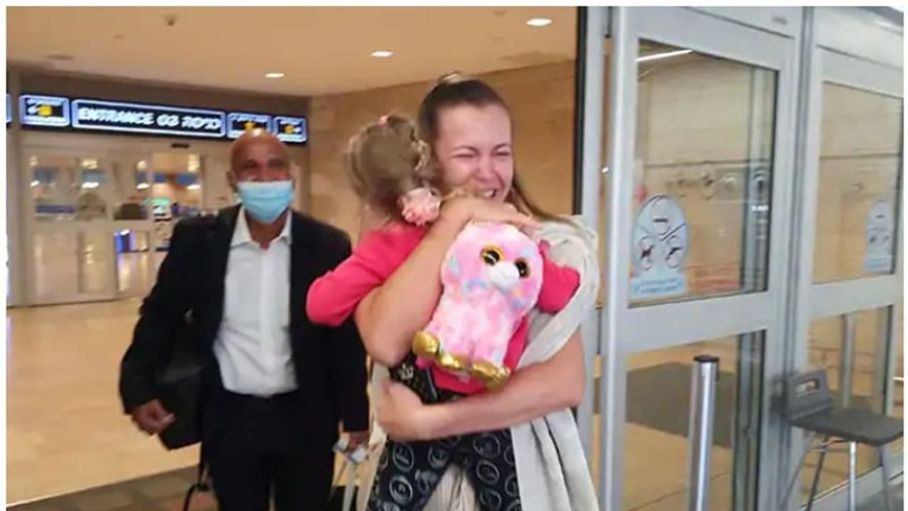 ലോക്ക്ഡൗണില്‍ വിദേശത്ത് കുടുങ്ങിയത് ആറ് മാസം; ഒടുവില്‍ മൂന്ന് വയസ്സുകാരി വീടണഞ്ഞു