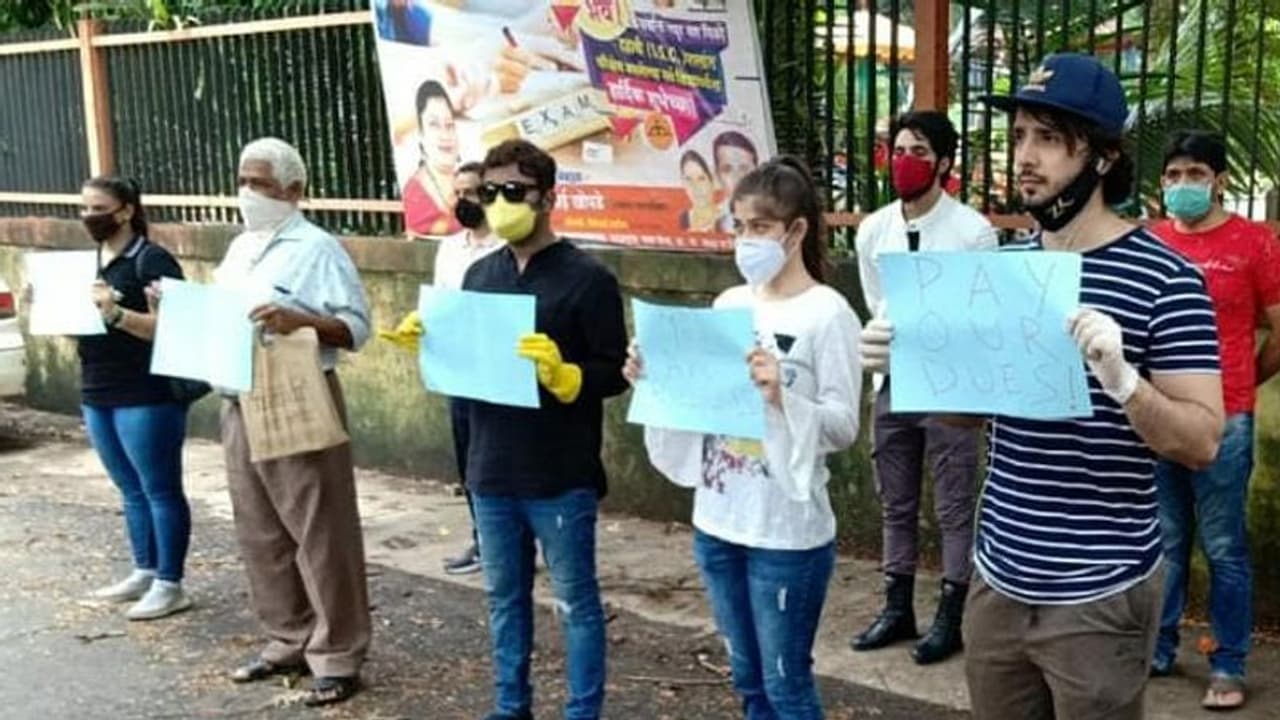 इस टीवी शो में काम करने वालों को एक साल से नहीं मिली सैलेरी तो प्रोड्यूसर के घर बाहर किया प्रोटेस्ट इस टीवी शो में काम करने वालों को एक साल से नहीं मिली सैलेरी तो प्रोड्यूसर के घर बाहर किया प्रोटेस्ट