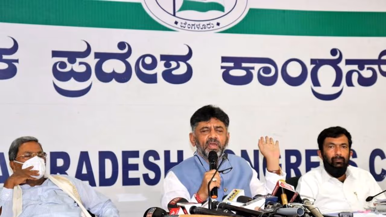 Bengaluru violence: Shivakumar who wanted FIR against cop who registered FIR against Sonia, now blames cops