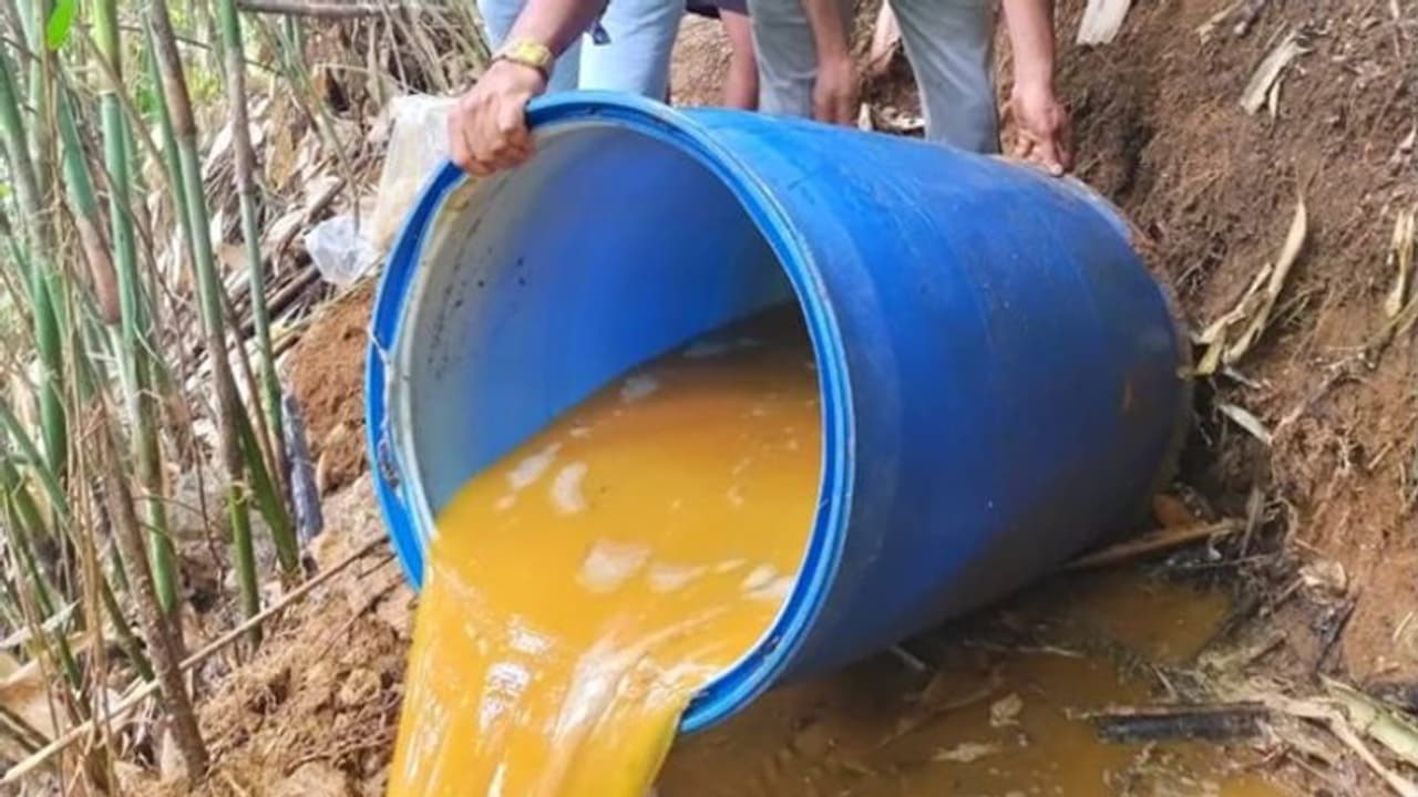 ഇടുക്കിയില് 400 ലിറ്റർ കോട കണ്ടെത്തി; സഹോദരങ്ങള് ഓടി രക്ഷപെട്ടു ഇടുക്കിയില് 400 ലിറ്റർ കോട കണ്ടെത്തി; സഹോദരങ്ങള് ഓടി രക്ഷപെട്ടു