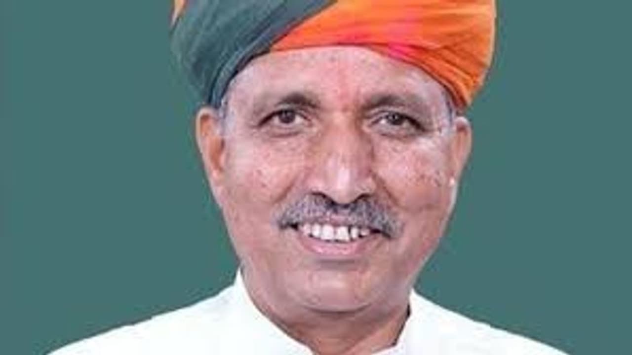 பாபிஜி அப்பளம் சாப்பிடுங்க கொரோனாவை விரட்டுங்க.! இது மத்திய அமைச்சர் செய்த விளம்பரம்.!