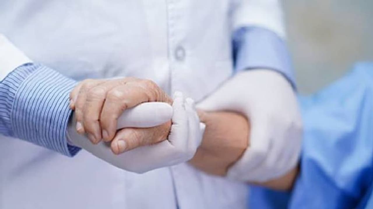 ലക്ഷണങ്ങളില്ലാത്ത കൊവിഡ് രോഗികൾക്ക് വീട്ടിൽ ചികിത്സ; മാര്ഗ്ഗ നിര്ദ്ദേശങ്ങൾ ഇങ്ങനെ ലക്ഷണങ്ങളില്ലാത്ത കൊവിഡ് രോഗികൾക്ക് വീട്ടിൽ ചികിത്സ; മാര്ഗ്ഗ നിര്ദ്ദേശങ്ങൾ ഇങ്ങനെ