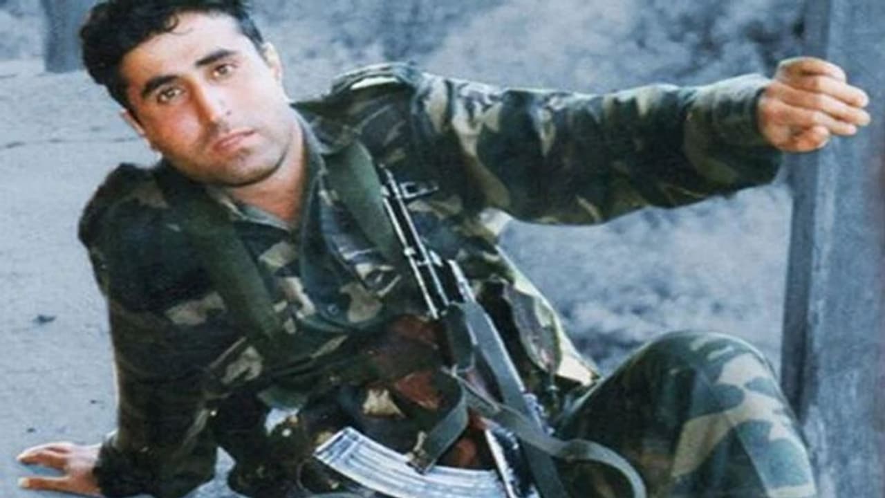 নিজের রক্ত দিয়ে সিঁদুর পরিয়েছিলেন প্রেমিকাকে, কার্গিল হিরো বিক্রম বার্তার প্রেম ছিল বাঁধভাঙা নিজের রক্ত দিয়ে সিঁদুর পরিয়েছিলেন প্রেমিকাকে, কার্গিল হিরো বিক্রম বার্তার প্রেম ছিল বাঁধভাঙা