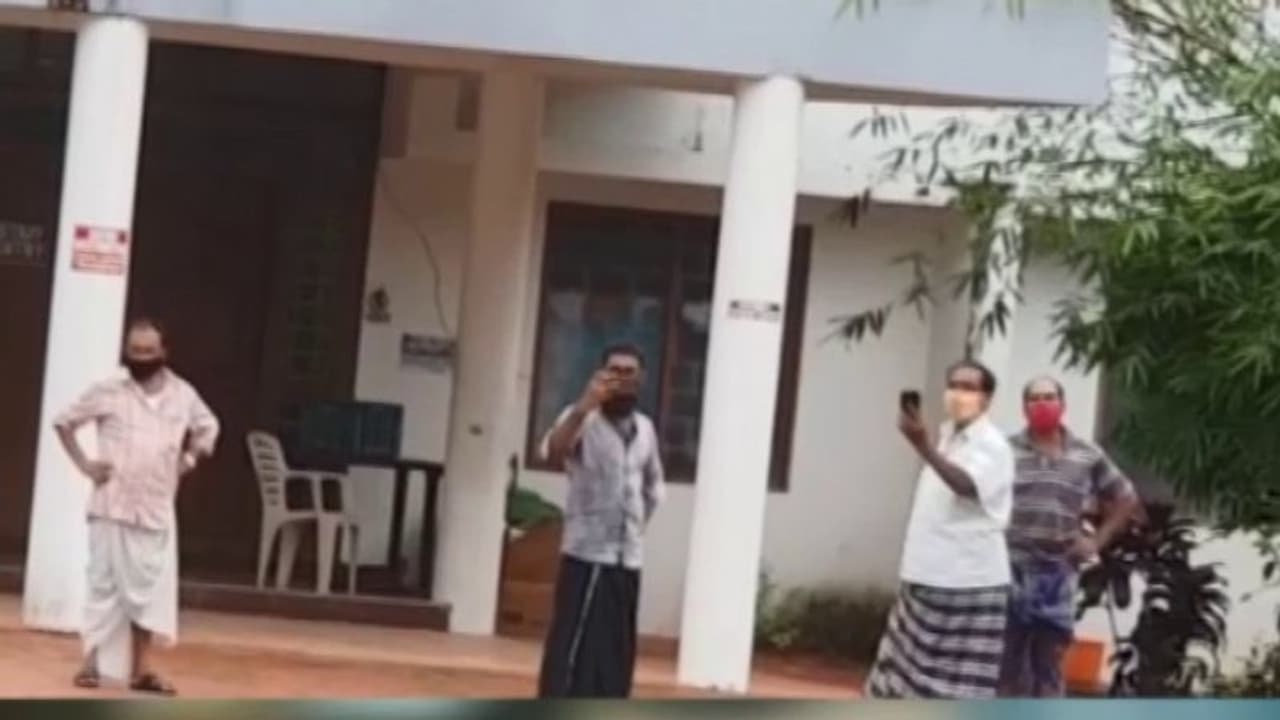 മദ്യം അനുവദിച്ചില്ല, പ്രാഥമിക ചികിത്സാ കേന്ദ്രത്തിൽ കൊവിഡ് രോഗികളുടെ ഭീഷണി, കൈയ്യേറ്റ ശ്രമം മദ്യം അനുവദിച്ചില്ല, പ്രാഥമിക ചികിത്സാ കേന്ദ്രത്തിൽ കൊവിഡ് രോഗികളുടെ ഭീഷണി, കൈയ്യേറ്റ ശ്രമം